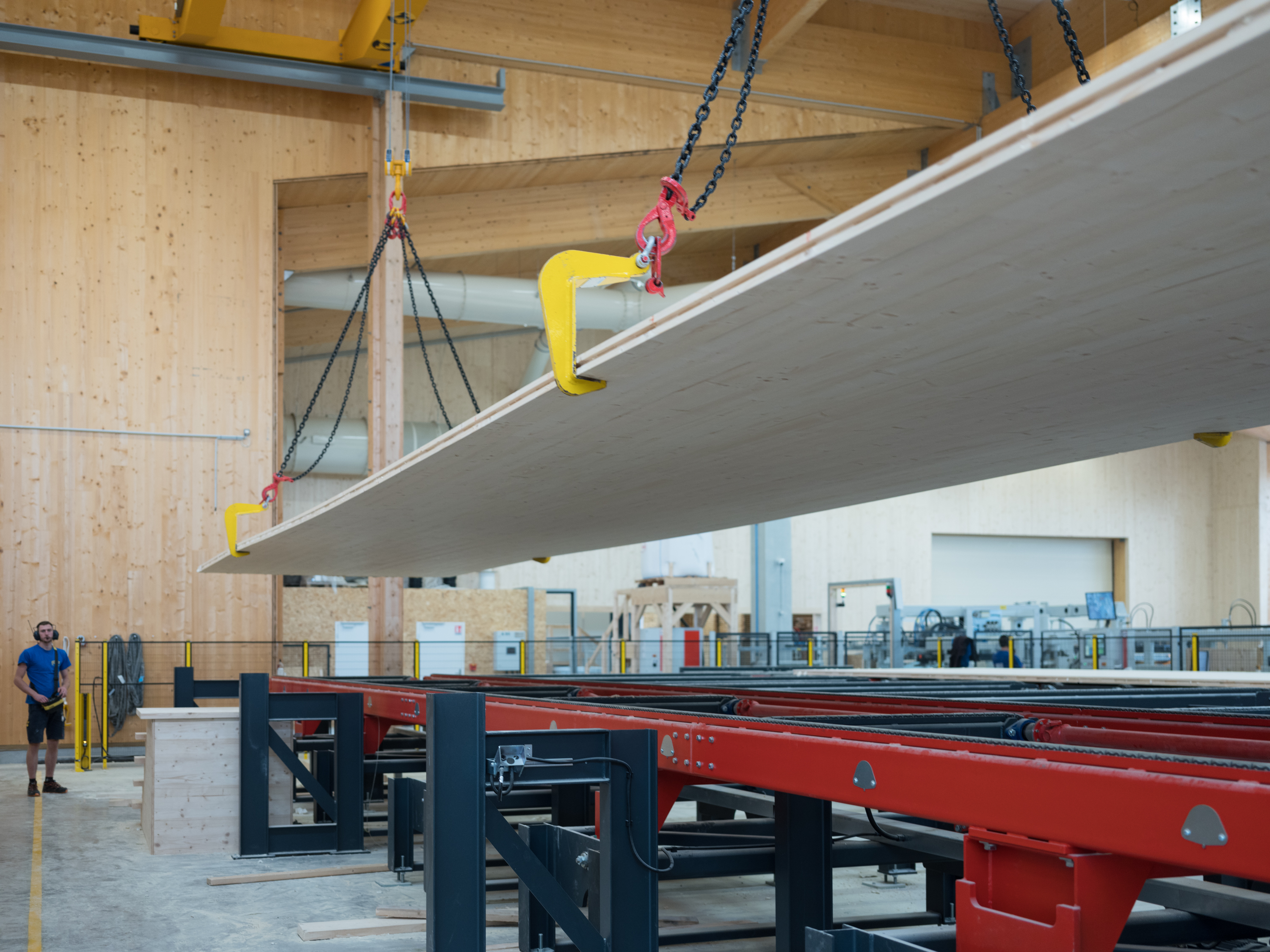 Panneaux CLT XLAM en cours de levage sur chantier